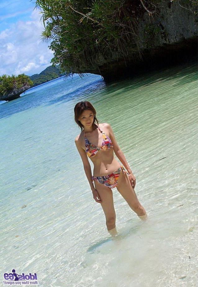 16P Japanese beach babe Ray Ito in bikini showing body