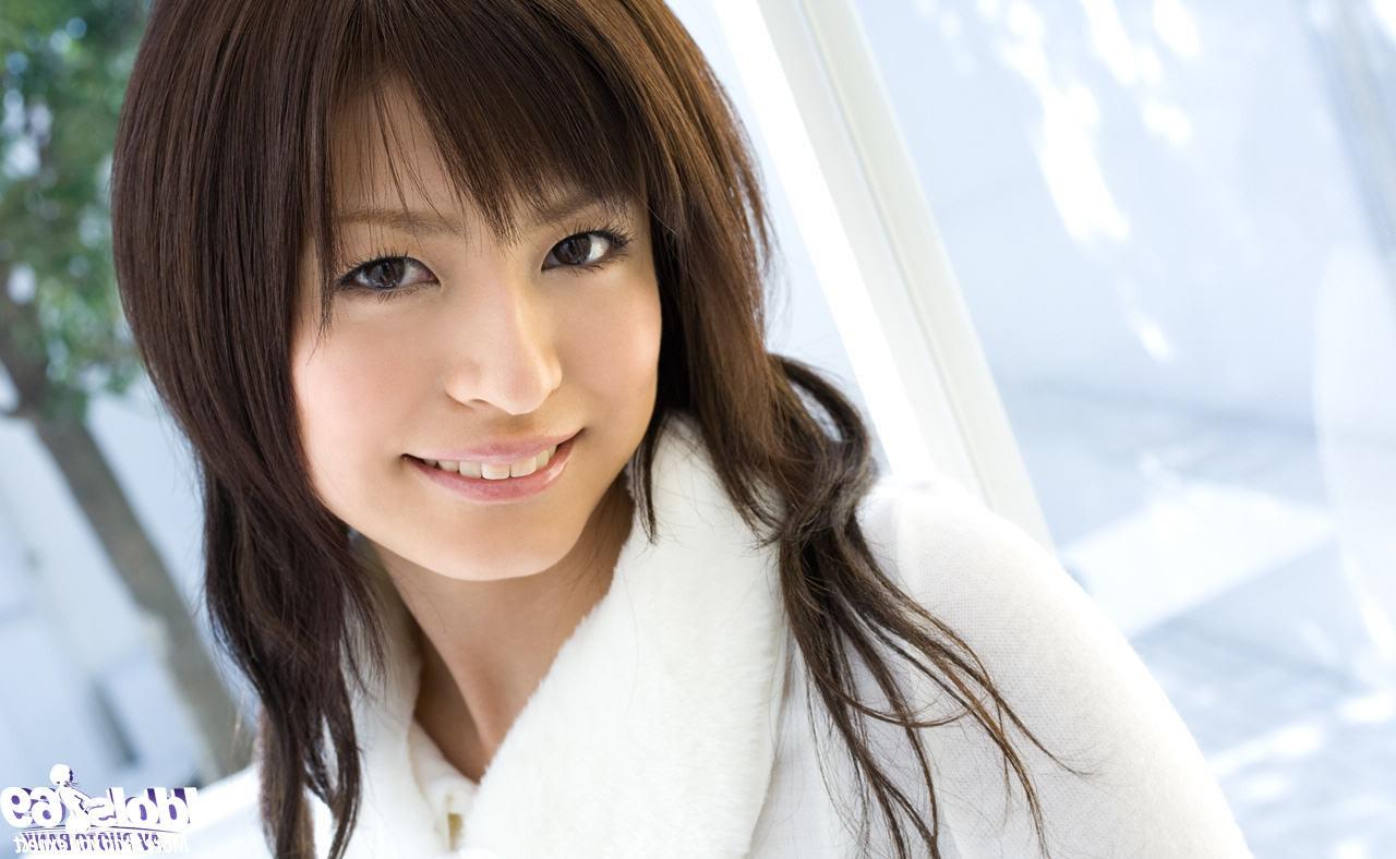 16P Japanese babe in skirt