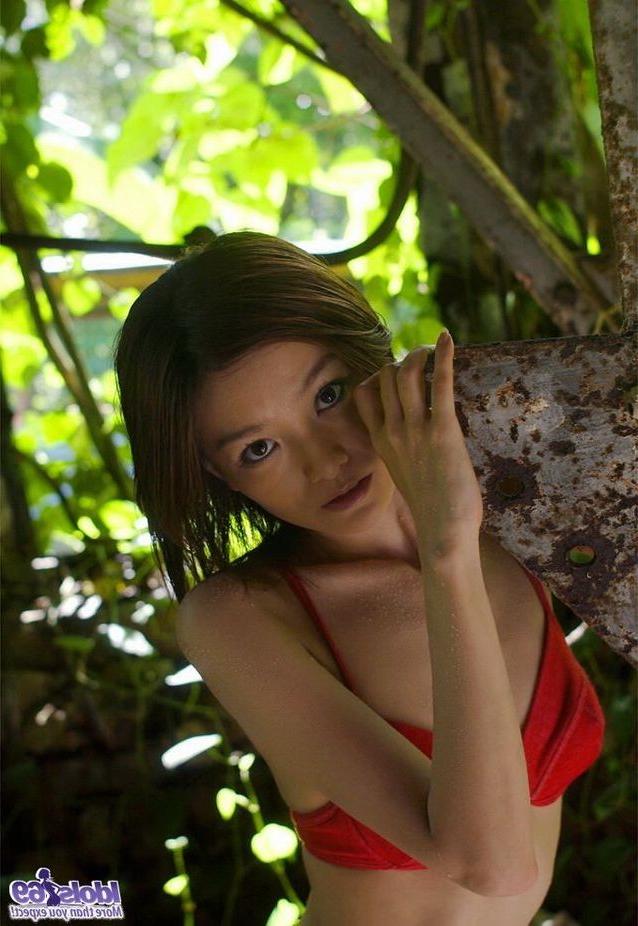 15P Japanese cutie Ray Ito in red lingerie showin body