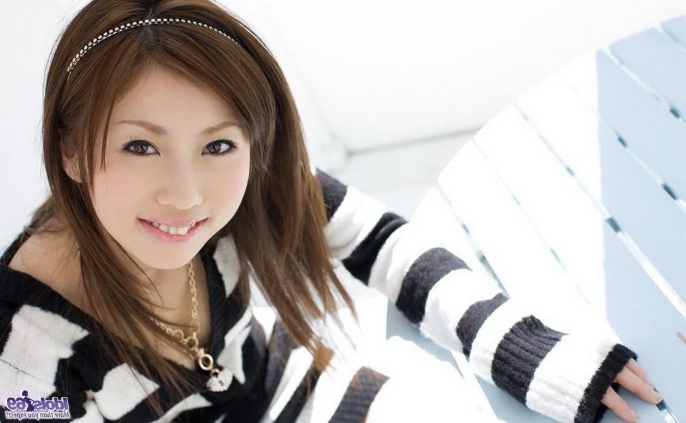 15P Japanese babe Risa Chigasaki poses showing titties