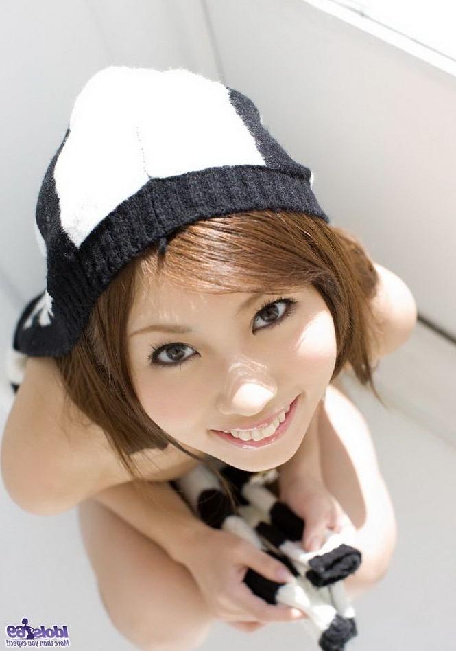 15P Japanese babe Risa Chigasaki poses showing titties