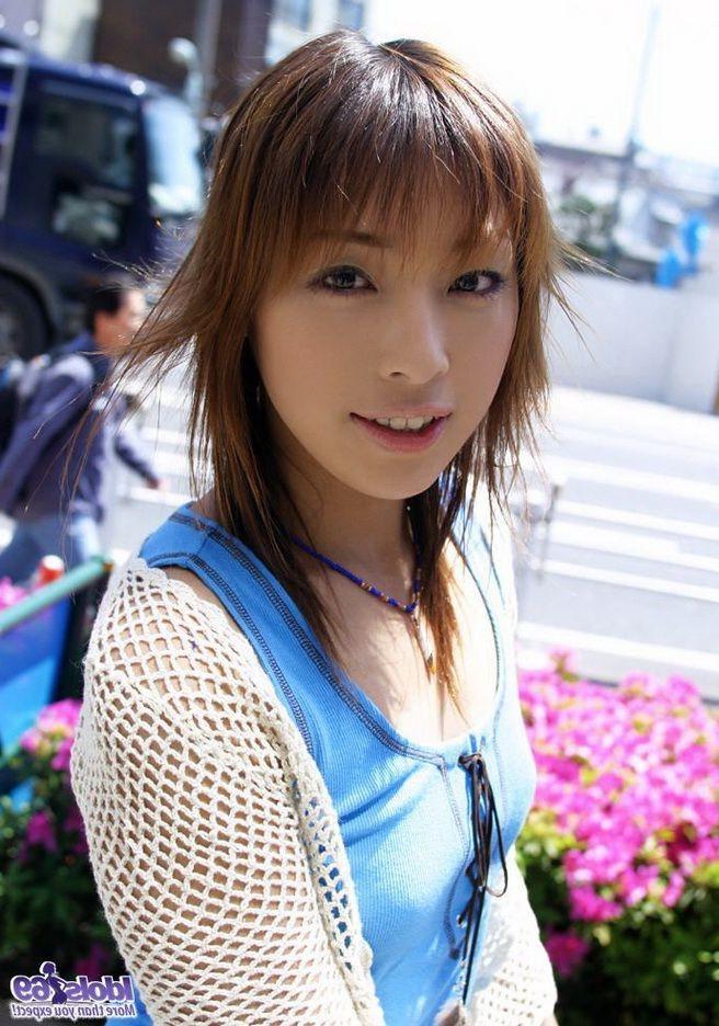 15P Japanese cutie Megumi Yoshioka in bikini shows ass