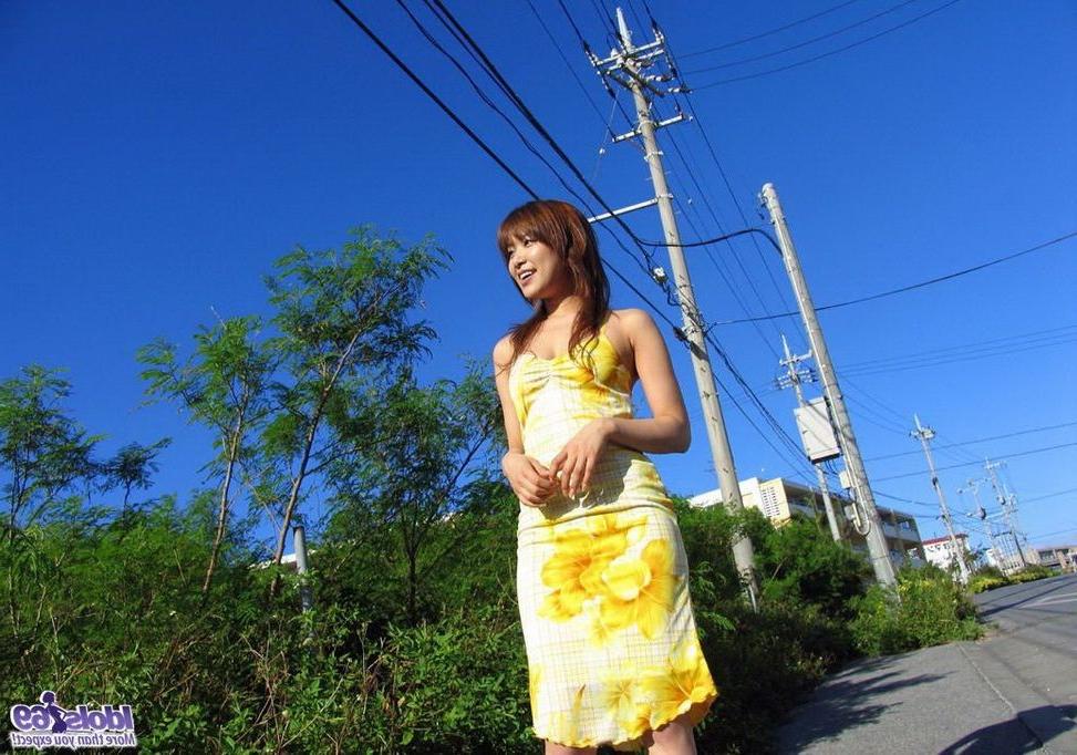 15P Japanese babe Yua Aida on the beach showin titties
