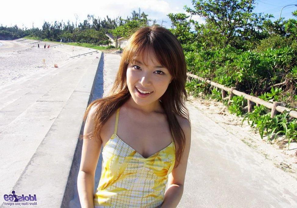 15P Japanese babe Yua Aida on the beach showin titties