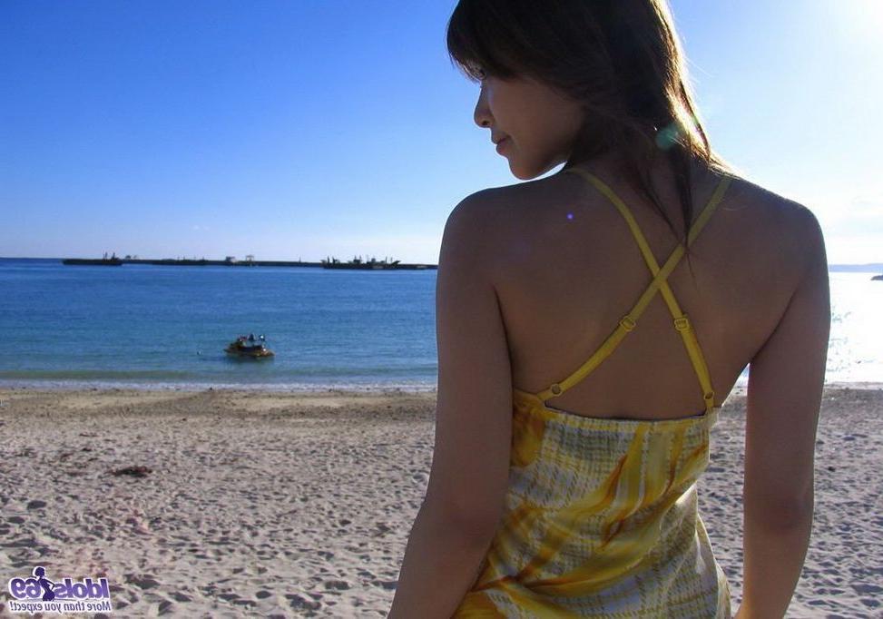 15P Japanese babe Yua Aida on the beach showin titties
