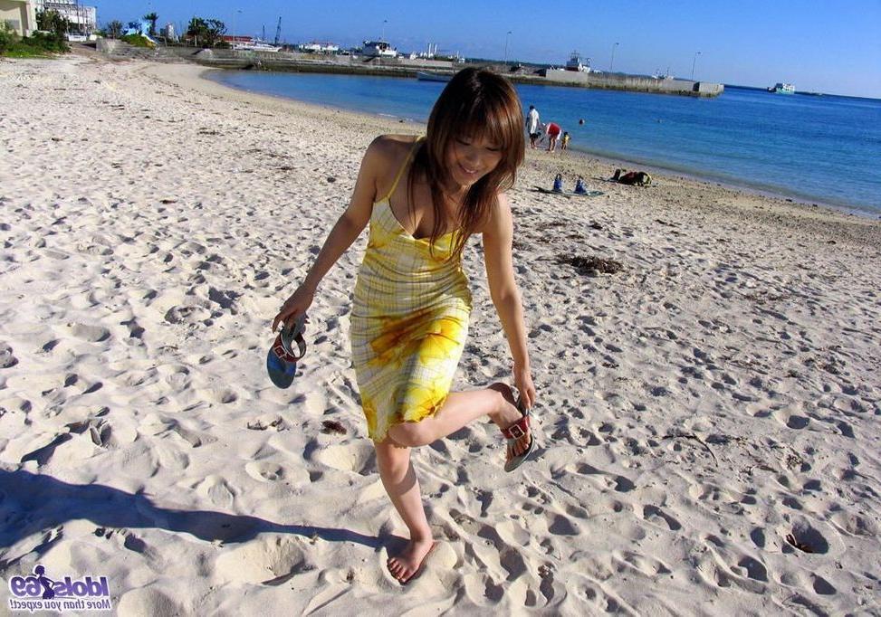 15P Japanese babe Yua Aida on the beach showin titties