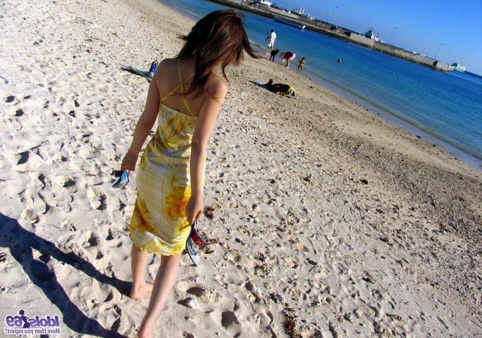 15P Japanese babe Yua Aida on the beach showin titties