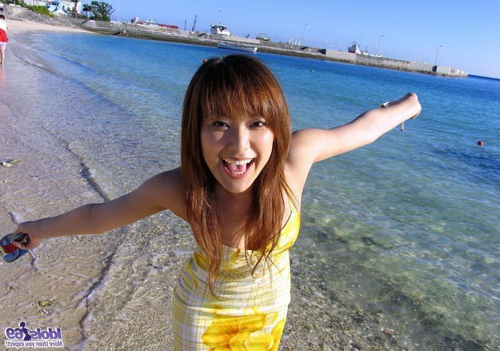 15P Japanese babe Yua Aida on the beach showin titties