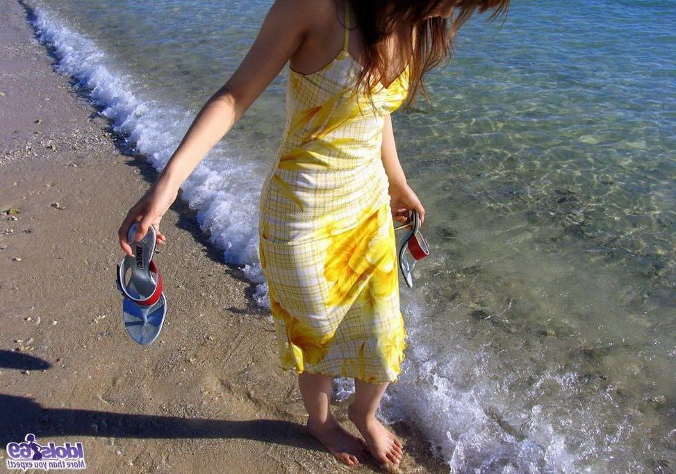 15P Japanese babe Yua Aida on the beach showin titties