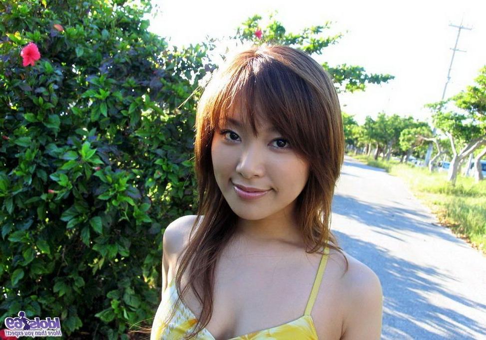 15P Japanese babe Yua Aida on the beach showin titties