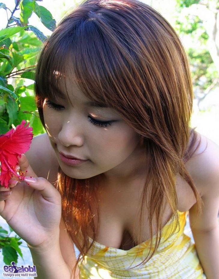 15P Japanese babe Yua Aida on the beach showin titties