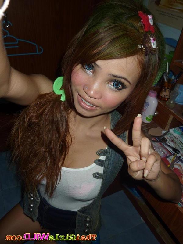 16P Long hair bright eyed barslut strips and poses on a bed