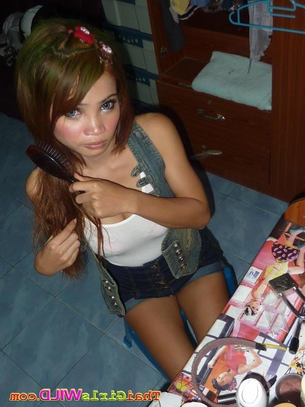 16P Long hair bright eyed barslut strips and poses on a bed