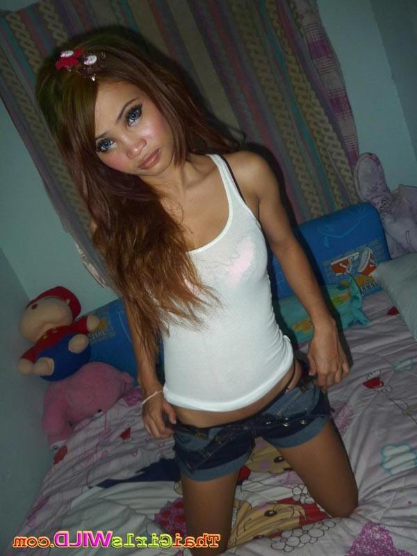 16P Long hair bright eyed barslut strips and poses on a bed