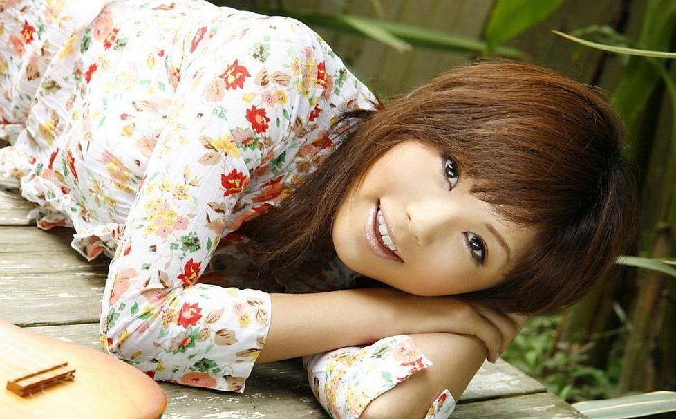 15P Gorgeous asian Azumi Harusaki poses showin titties