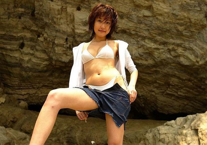 15P Japanese idol Keiko Akino shows her body in bikini