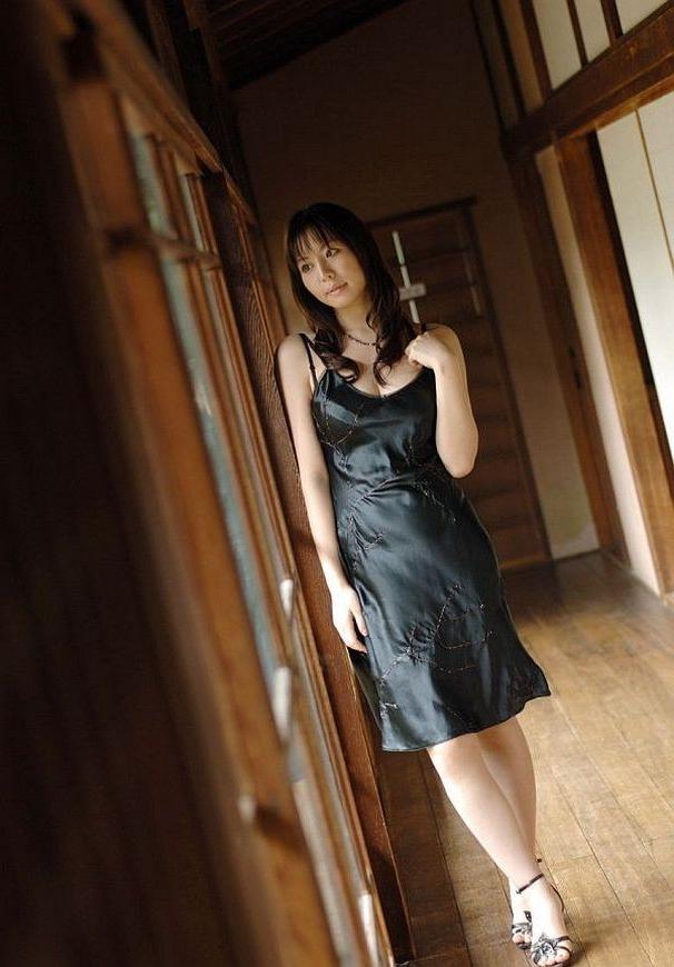 15P Lovely japanese Ai Takeuti in thongs shows titties