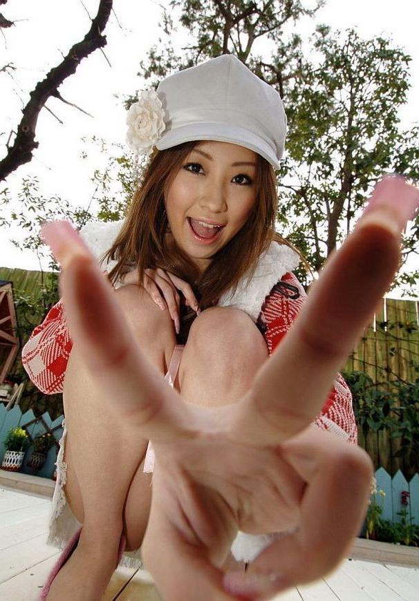 16P Japanese babe Reon Kosaka shows her tits and pussy