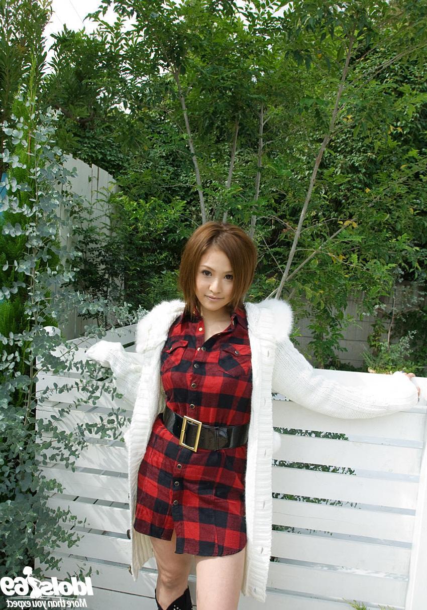 16P Japanese girl shows natural tits