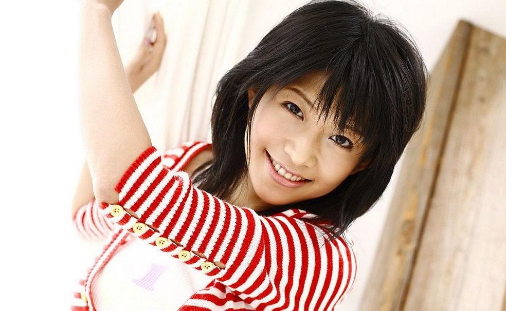 15P Japanese babe Sasa Handa shows panties and titties