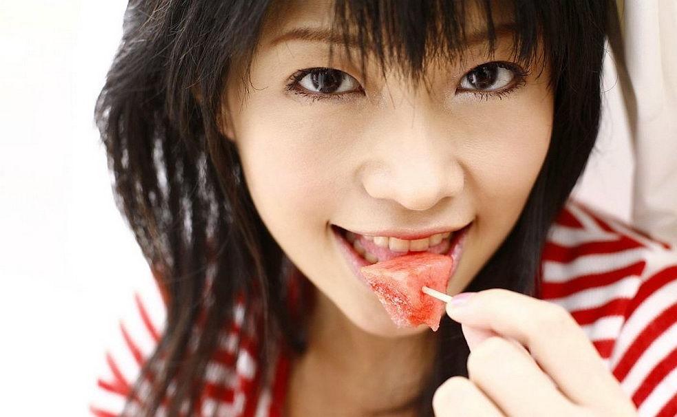 15P Japanese babe Sasa Handa shows panties and titties