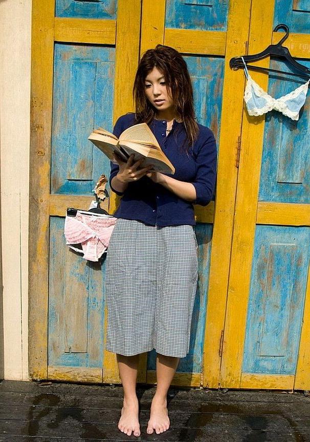 16P Lovely japanese teen Azumi Harusaki nude shows ass