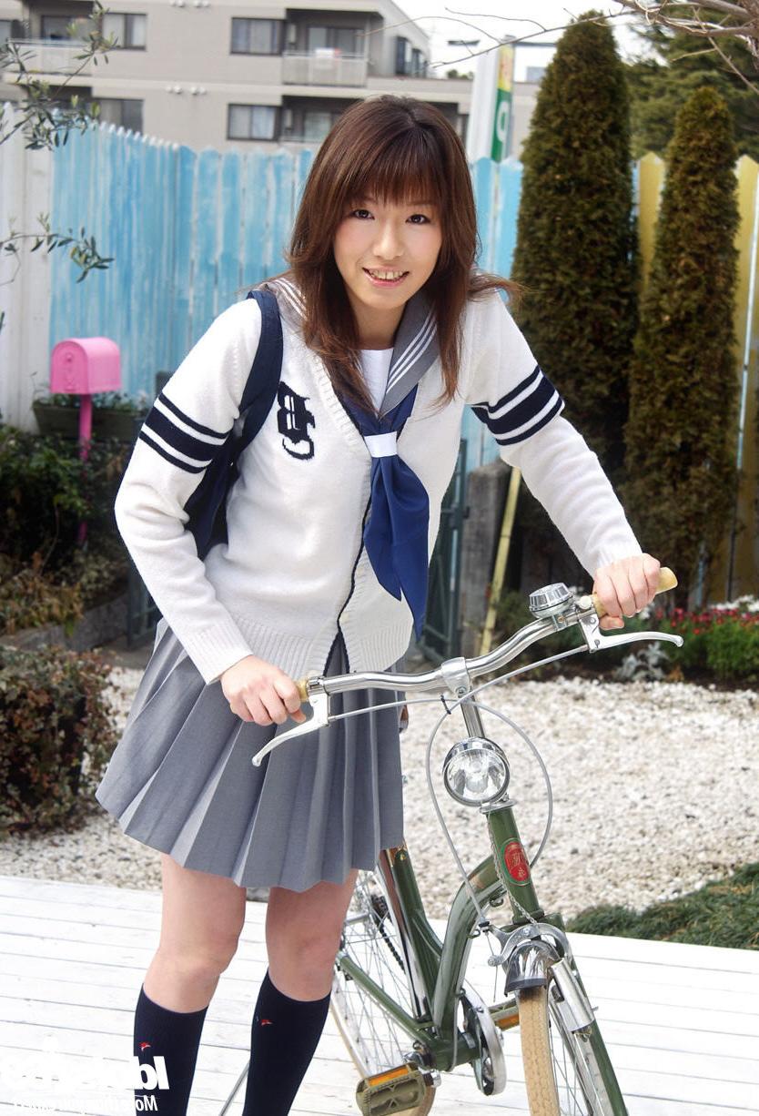 16P Japanese schoolgirl in uniform