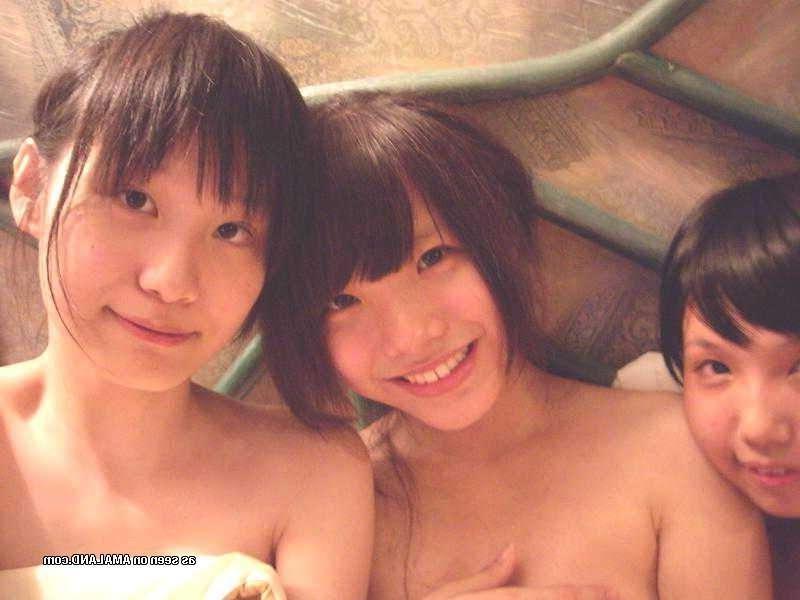 15P Naughty Korean chicks posing naked in a hotel room