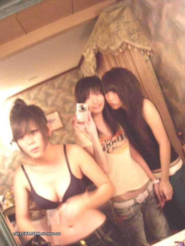 15P Naughty Korean chicks posing naked in a hotel room