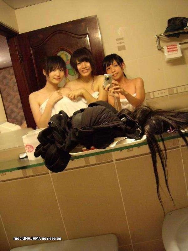 15P Naughty Korean chicks posing naked in a hotel room