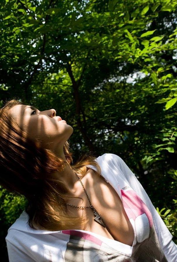 15P Naughty japanese idol Maria shows legs in hot mini