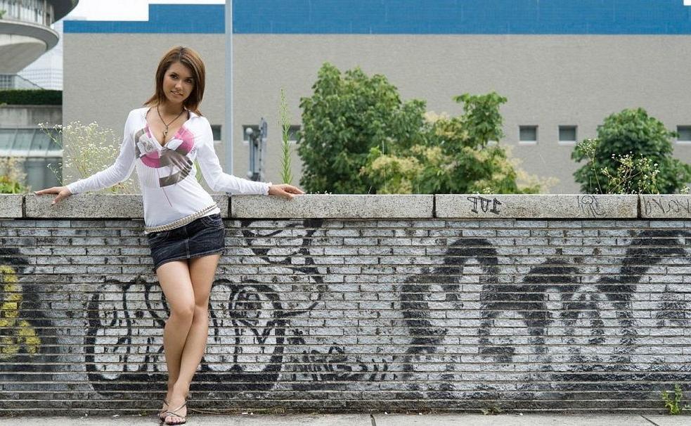 15P Naughty japanese idol Maria shows legs in hot mini