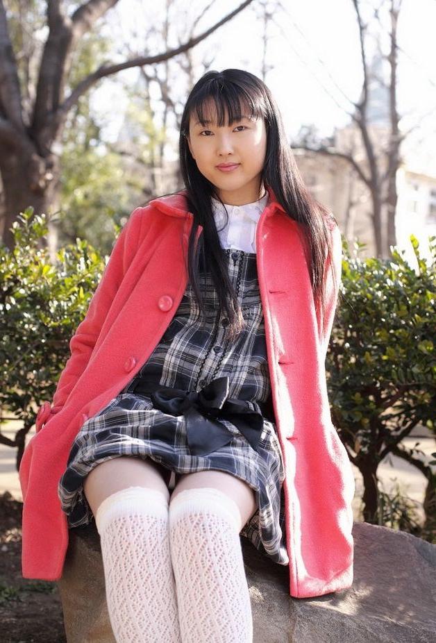 15P Japanese schoolgirl Youko Sasaoka nude shows pussy