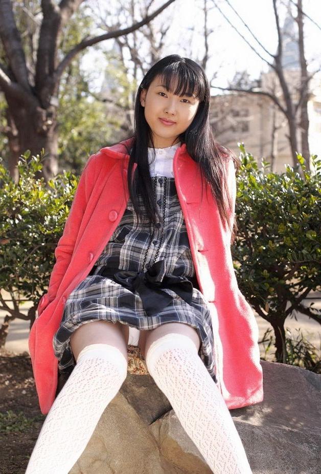 15P Japanese schoolgirl Youko Sasaoka nude shows pussy