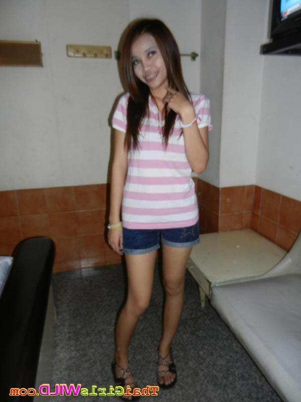 16P Super thin thai girl fucks and gets a creampied pussy