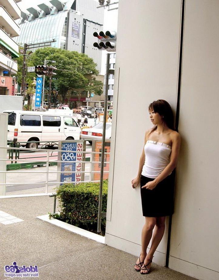 15P Japanese slut Sunao posing nude on bed shows pussy