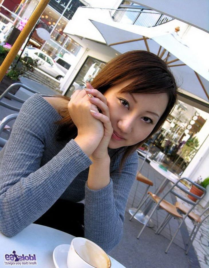15P Japanese idol Shiho shows off sweet tits and pussy