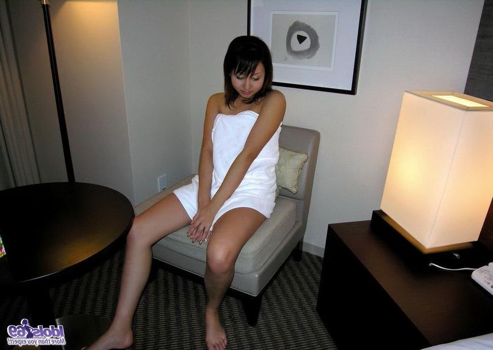 15P Japanese idol Shiho shows off sweet tits and pussy