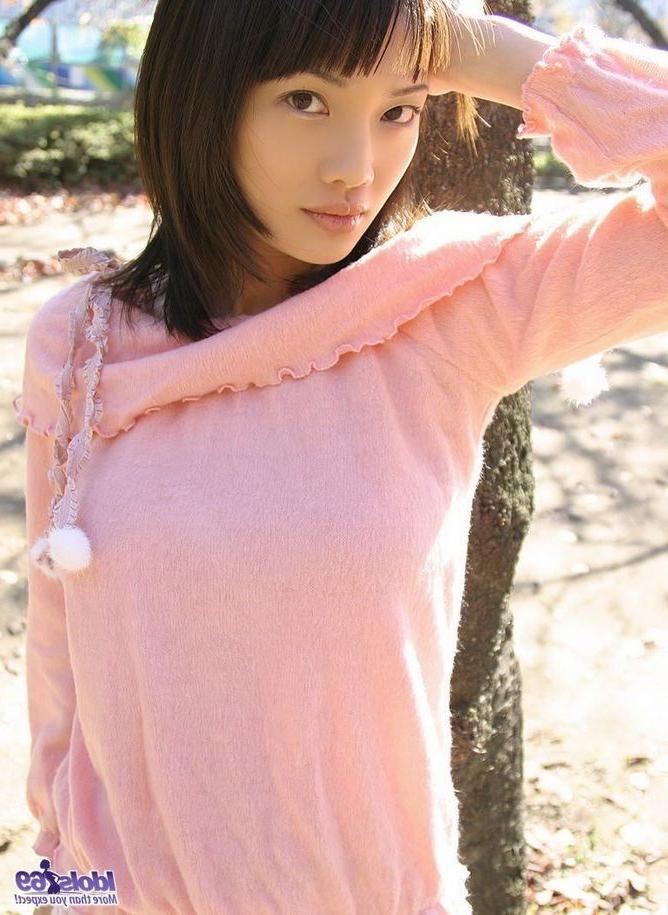15P Japanese teen Nana shows perfect tits while posing