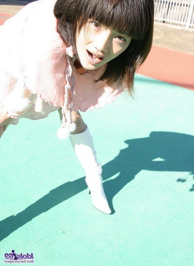 15P Japanese teen Nana shows perfect tits while posing