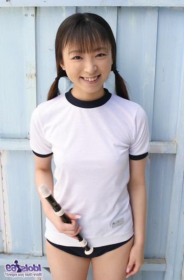 15P Japanese schoogirl Emiru Momose posing shows pussy