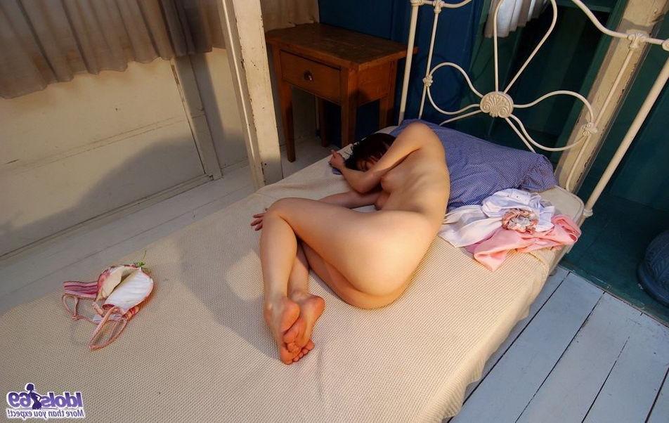 15P Japanese chick Akane Sakura poses nude showing ass