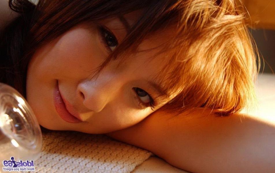 15P Japanese chick Akane Sakura poses nude showing ass