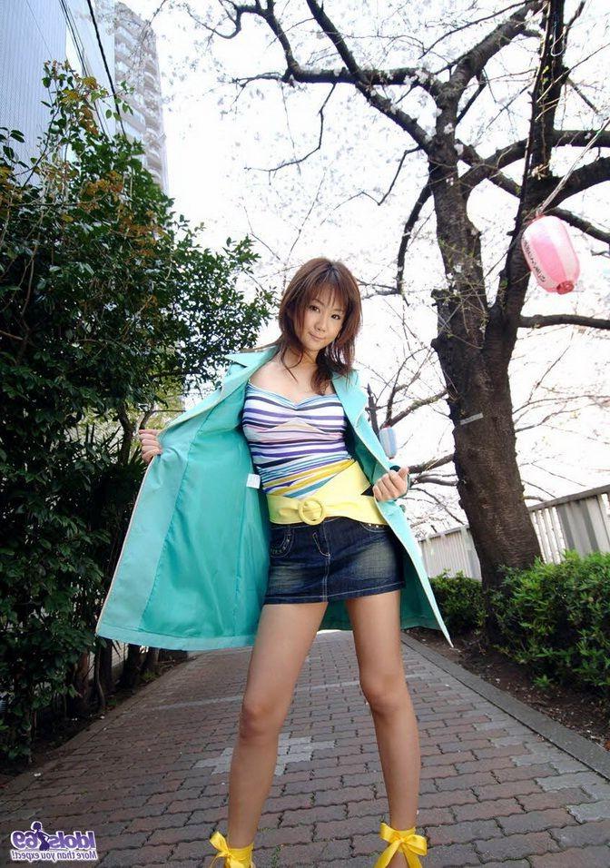 15P Horny japanese model Maki shows off tits and pussy