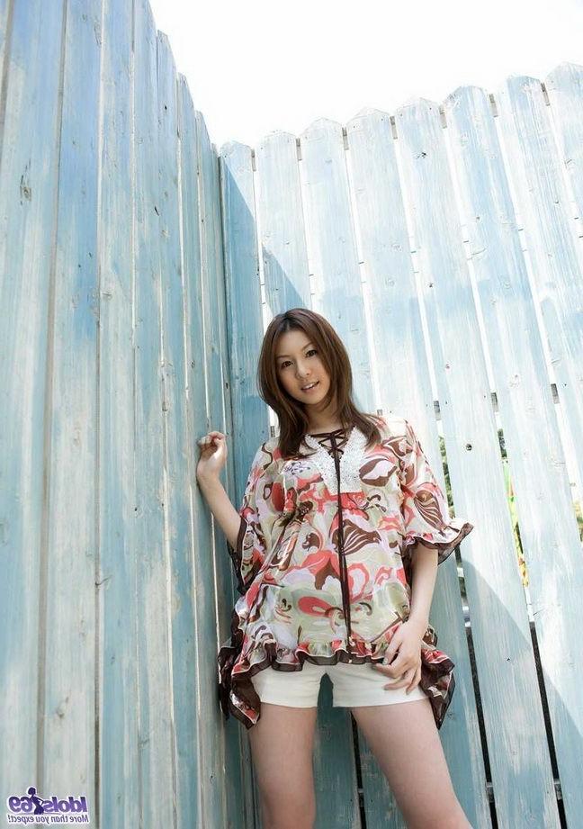 15P Japanese model showin Tatsumi Yui ass and hot tits
