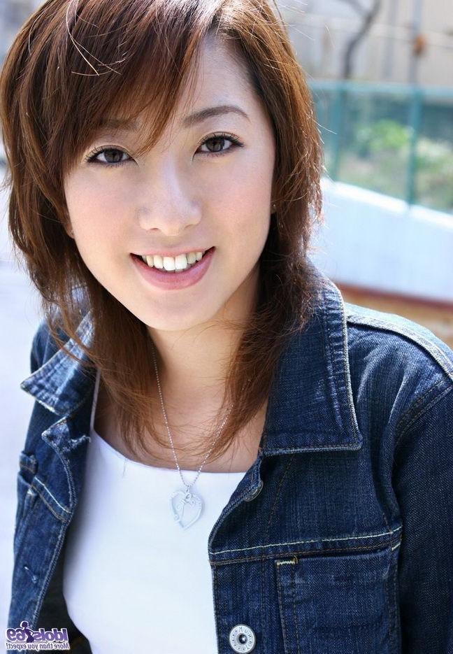 15P Japanese office babe Jyuri Kanoh poses showing ass