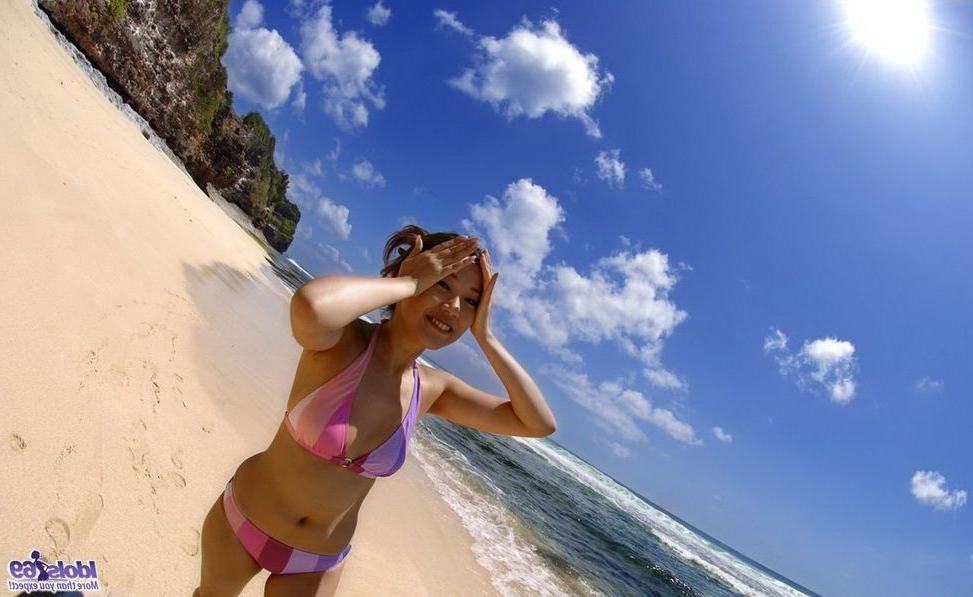 15P Asian Asami Ogawa poses on the beach in her bikini
