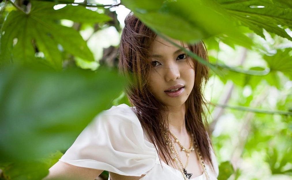 15P Pretty japanese teen Yura Aikawa poses in lingerie