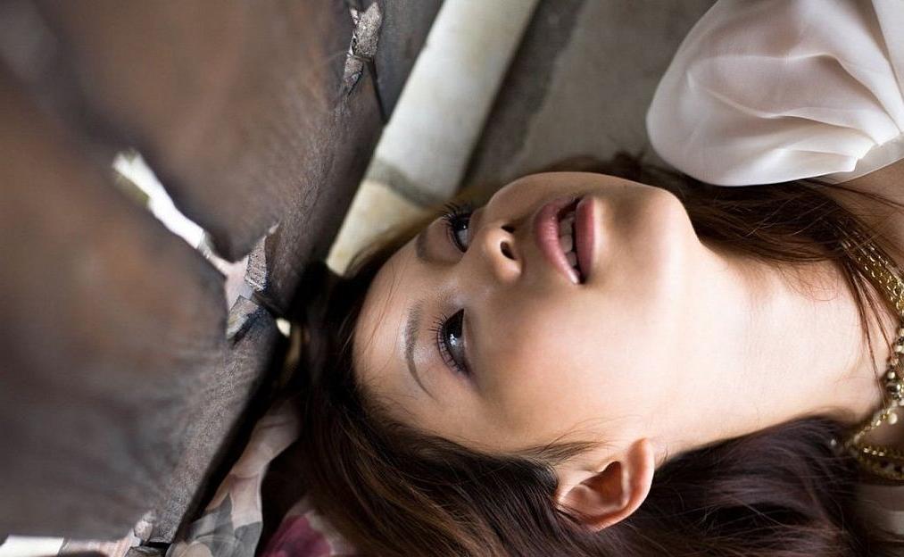 15P Pretty japanese teen Yura Aikawa poses in lingerie