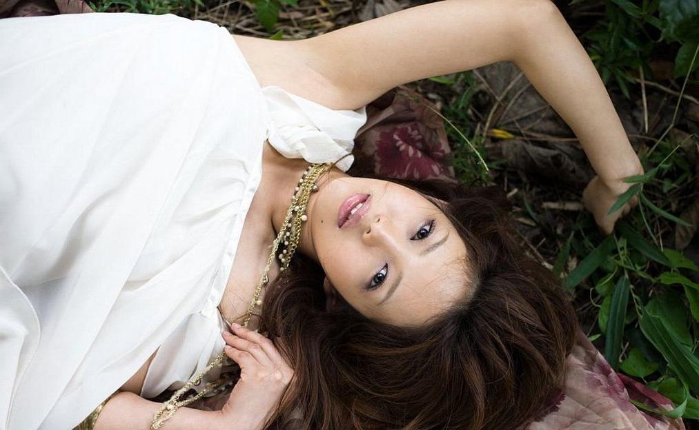 15P Pretty japanese teen Yura Aikawa poses in lingerie